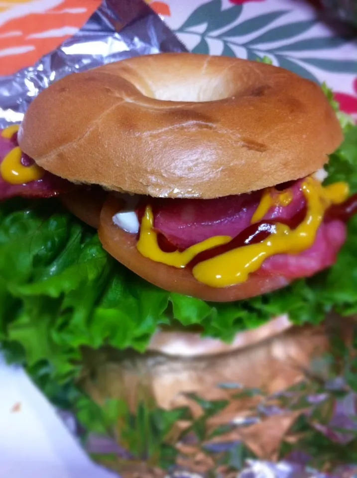 Bagel sandwich (lettuce, tomato, ham, egg, fresh mozzarela cheese, mayo, ketchup, mustard)|🍑Foodtrip Unlimited🍴さん