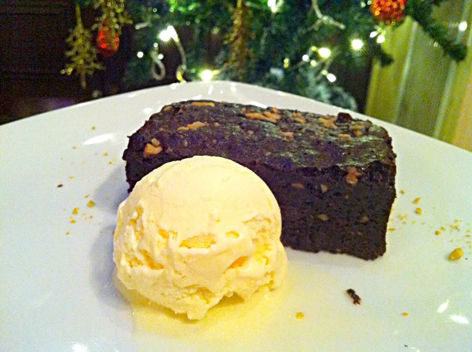 Chocolate brownie with ice cream|wasabiさん