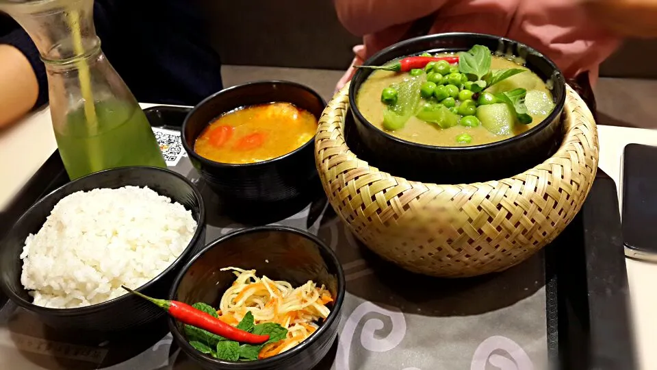 Thai chicken green curry, papaya salad, Tom Yam soup and lemongrass juice for dinner.....|sachaさん