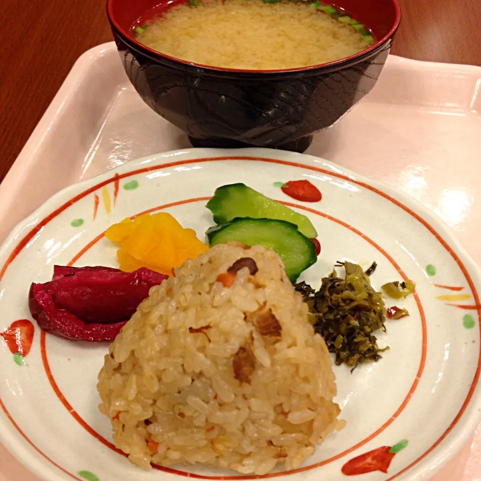 炊き込み御飯のおにぎり🍙|梅花権現さん