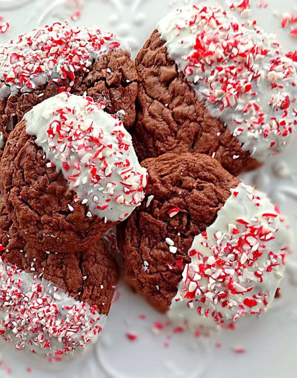 Snapdishの料理写真:Chocolate Peppermint Dipped Cookies|lindsay robesonさん