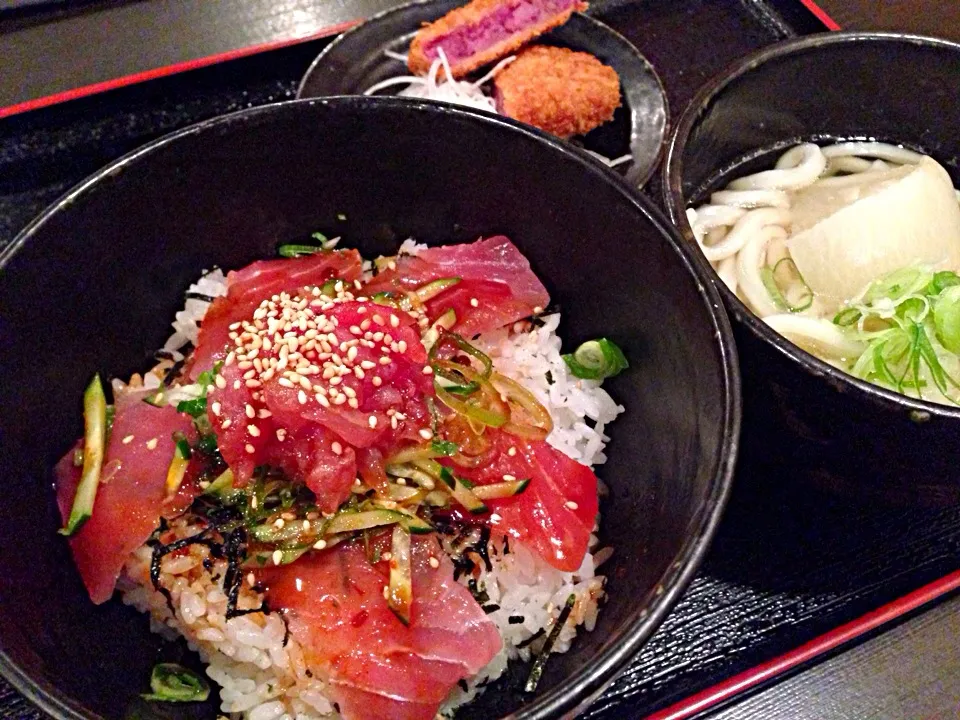 まぐろユッケ丼、なぜか大根入りのうどん、紅芋コロッケ。|liccaさん