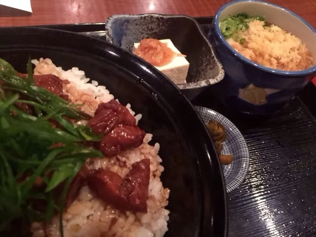 Snapdishの料理写真:【日替ランチ】焼き鳥丼とたぬきうどん定食を頂きました。|momongatomoさん