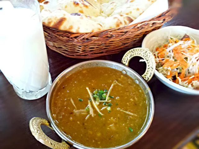 たまには、バイト先の賄いを♪
ダール豆とマトンのカレー、ナン、サラダ、ラッシー(´ω｀)|りえっぴさん