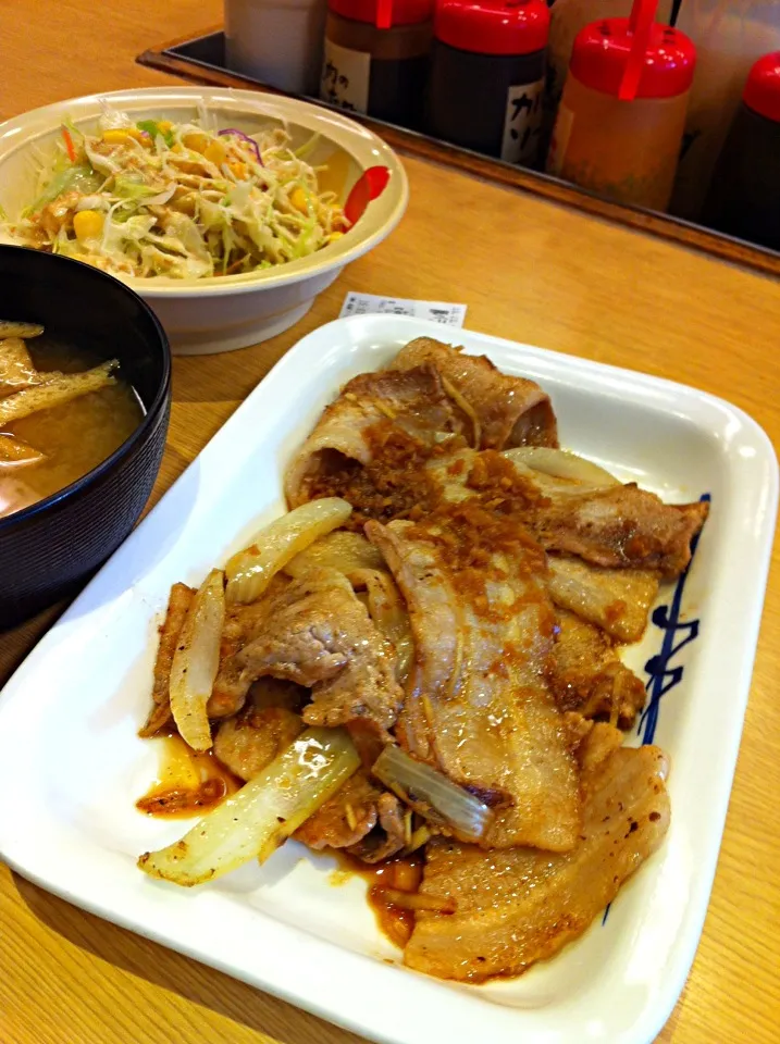 松屋で豚バラ生姜焼き定食いただきました。|abe yoshiroさん