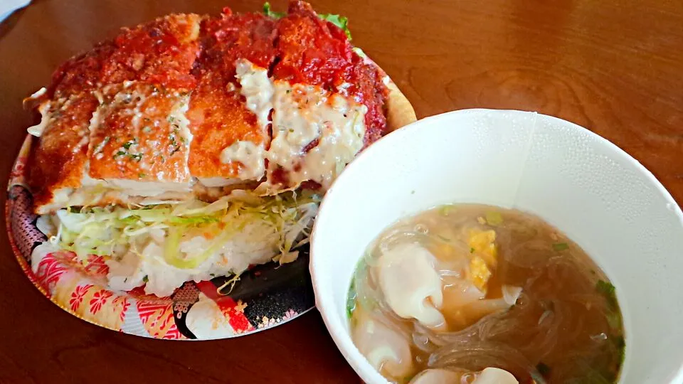 Snapdishの料理写真:タルタルトマトチキンカツ丼と
はるさめワンタンスープ|チャンコヤーマ♡さん