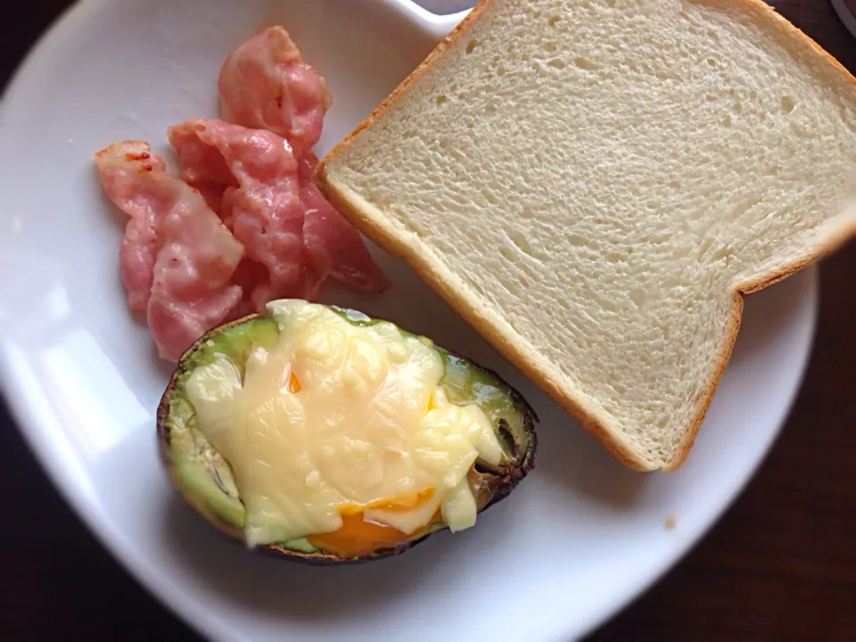 朝ご飯♡ベーコン、アボカドグラタン、トースト♡|あいかさん