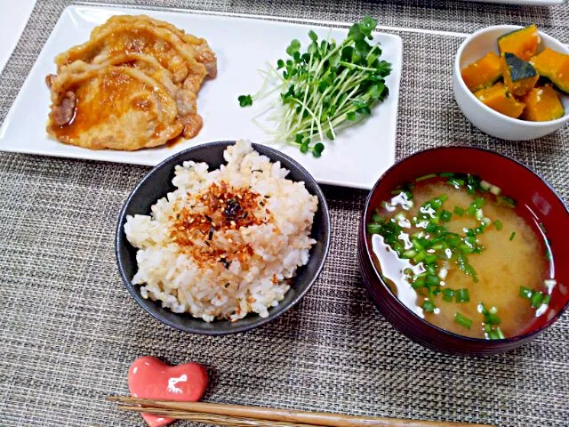 今日の夕食 豚肉の香味ソース焼き、かぼちゃの塩麹煮、大根の味噌汁|pinknari🐰🌈さん