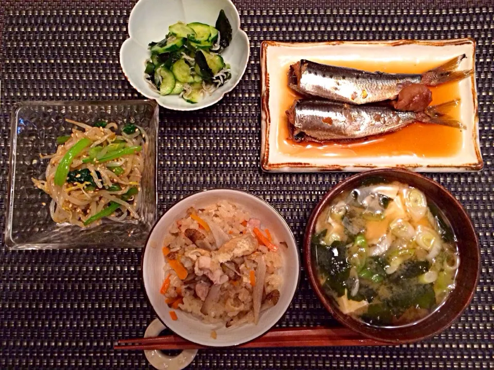 炊き込みご飯、味噌汁、鰯の梅煮、キュウリとわかめとじゃこの酢の物、小松菜ともやしのナムル|さとみさん