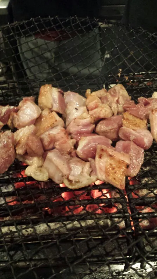 【渋谷道玄坂 鶏豚きっちん】鶏の炭火焼き作成中♪|うめロクさん