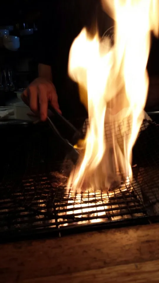 【渋谷道玄坂 鶏豚きっちん】鶏の炭火焼き作成中♪|うめロクさん