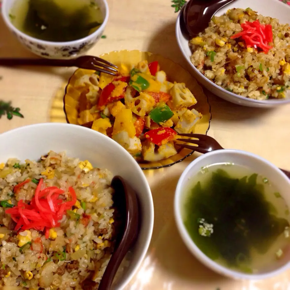 ロイヤルカリブ炒飯♩
蓮根とパプリカのドレッシング和え。中華スープ。|naouさん