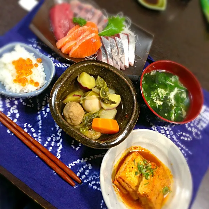 Snapdishの料理写真:うま辛厚揚げ煮/ワカメと大根葉のスープ/根菜の煮物/お刺身/|2boy mamさん