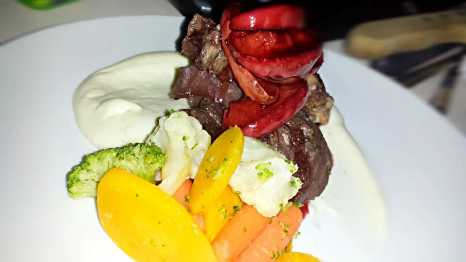 steak with mash potato mix veg and an apple wine reduction|Michael M Schleyerさん