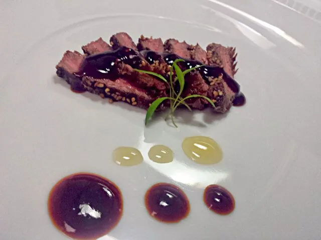 Sesame seared flank steak with red wine reduction|Michael M Schleyerさん