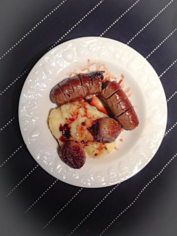 Sausages with parsnip/potato mash and shallots simmered in gravy of sausage and enriched with red wine, bouillon and raw sugar.|Johan van de Beekさん