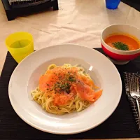 Snapdishの料理写真:スモークサーモンのクリームパスタ|kokoneco55さん