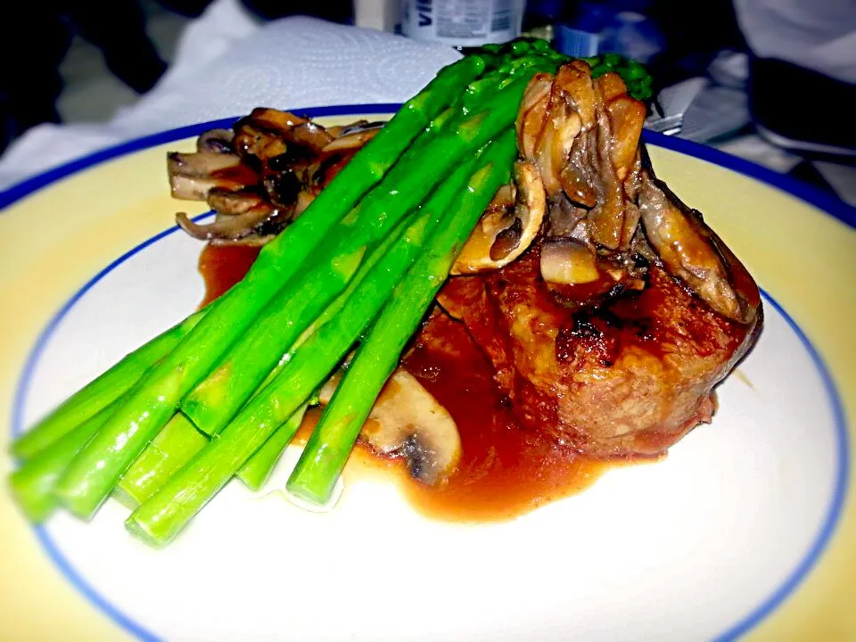 New York steak with asparagus and mushrooms Demi|Michael M Schleyerさん