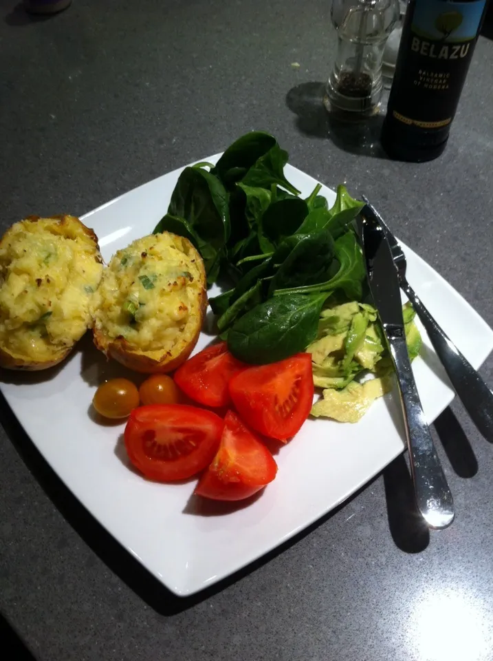 Loaded baked potato, spinach, tomato and avacado|🍓Jolejo🍓さん