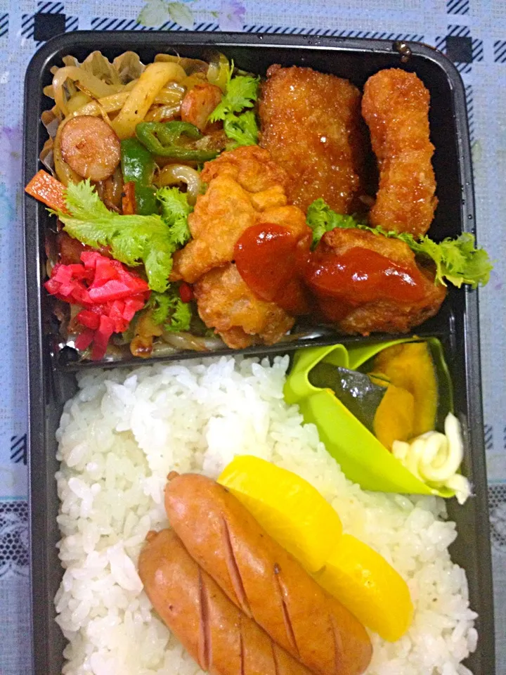 Snapdishの料理写真:食べ盛り息子☆手作りナゲット弁当|けいちゃん（ももザィル）さん