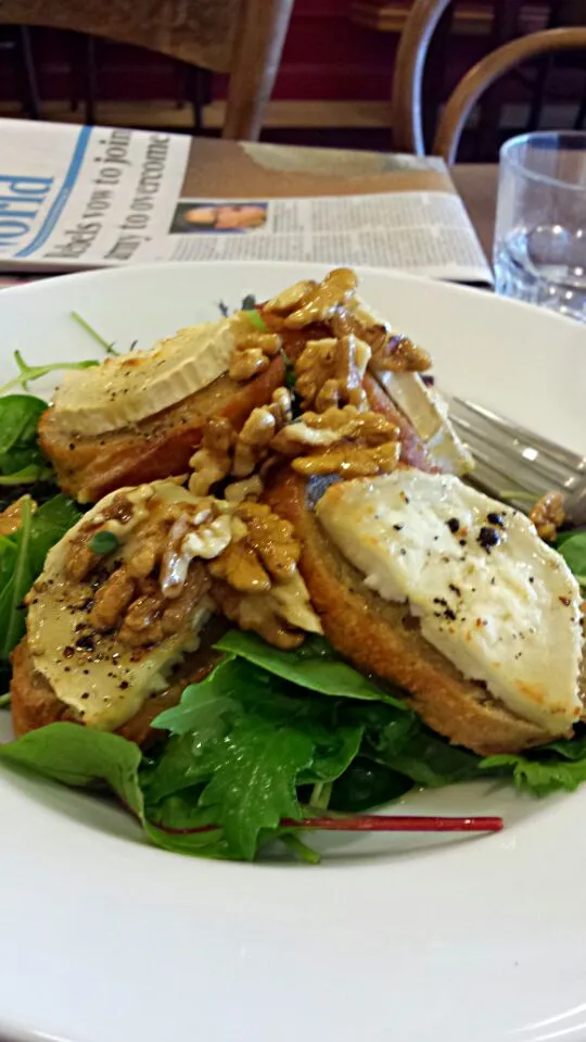 grilled goat cheese and walnut salad...yum|Miriam Hughesさん