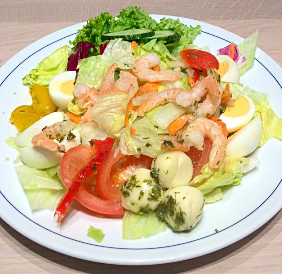 Snapdishの料理写真:Salat mit Garnelen|Paxi Maulinaさん