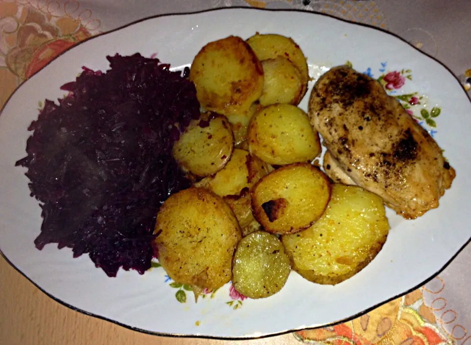 Hähnchenfilet mit Bratkartoffeln und Rotkohl|Paxi Maulinaさん