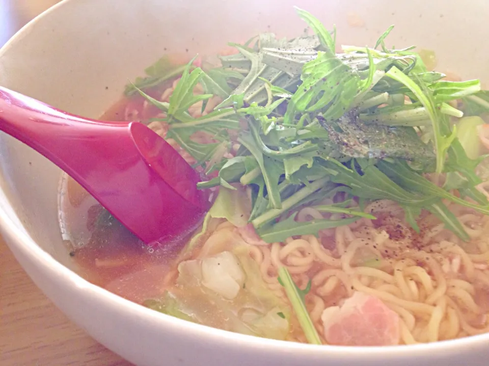 インスタントラーメンで昼食🍜🍜|かずみさん