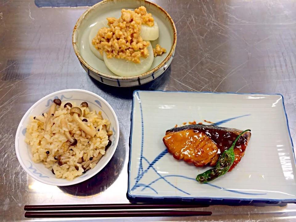 ぶりの照り焼き＊しめじの炊き込みご飯＊ふろふき大根|ゆかりごはんさん