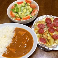 Snapdishの料理写真:バターチキンカレー、ジャガイモとサラミのチーズ焼き、アボカドサラダ|ポン子さん