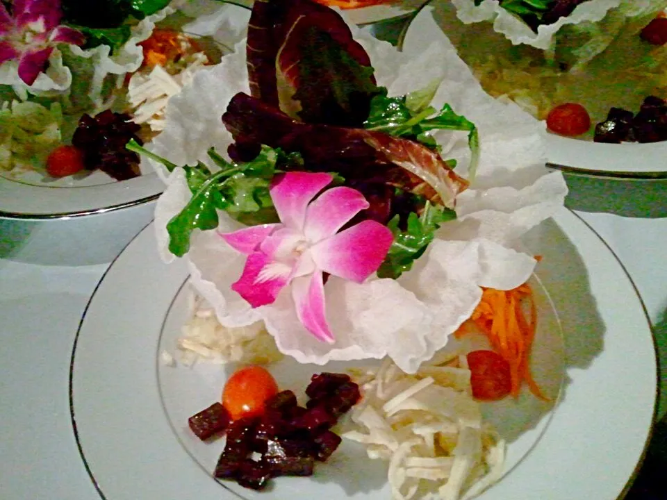 "Top-your-own" salad in a rice paper bowl.|Chef On Qさん