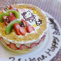 Snapdishの料理写真:娘の誕生日にイチゴのフレジェ♪
キティ仕様☆|ちゃるさん