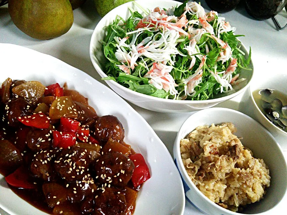 今日は、肉団子あんかけ、水菜とカニカマの胡麻ドレッシングサラダ、豚こまとしめじの生姜入り炊き込みご飯、しじみのお味噌汁♪|Kashimanakitchenさん