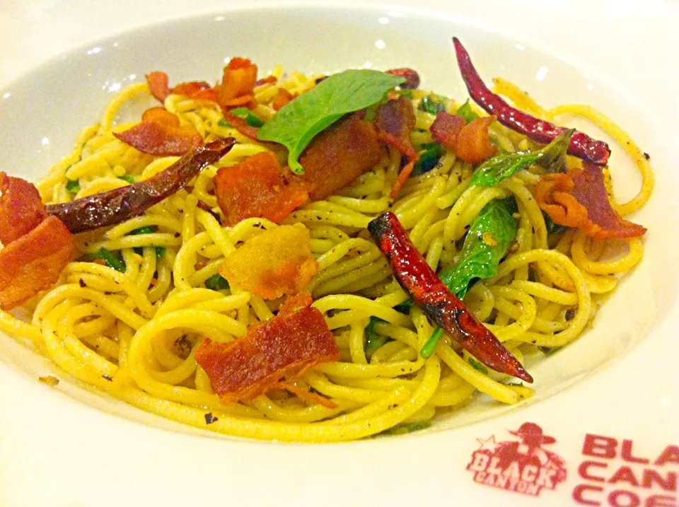 Bacon and basil spicy spaghetti|Jorge Bernal Márquezさん