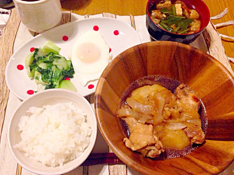 手羽元とかぶらとじゃがいもの煮物、目玉焼き、チンゲン菜の中華炒め、味噌汁|sayaさん