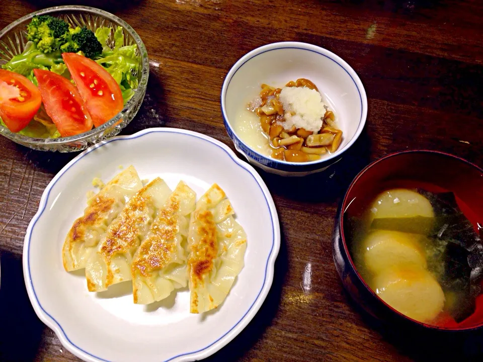 餃子、サラダ、なめこおろし、お麩とわかめの味噌汁|ぴこさん