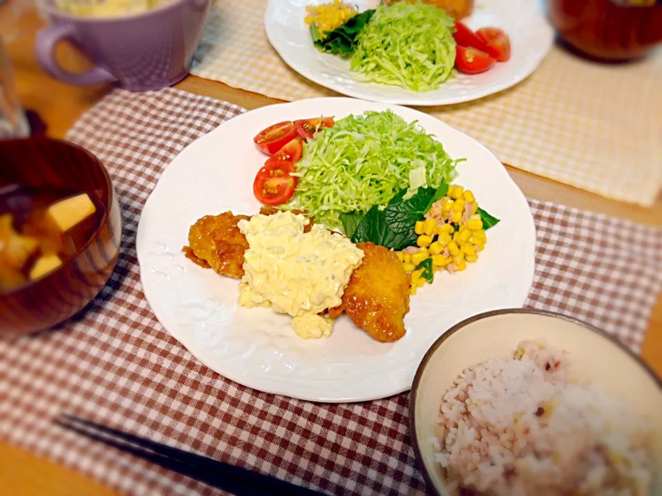 チキン南蛮、豆腐とわかめの赤だし、雑穀ごはん。|あすみさん