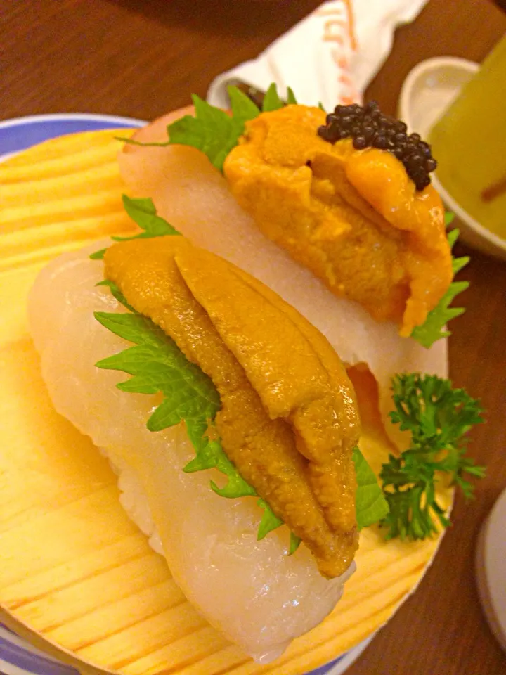 Hamachi and sea urchin egg sushi :)|chayapimさん