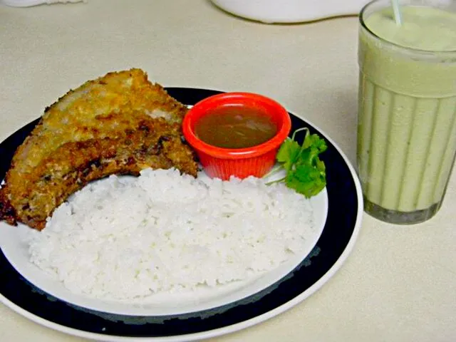 breaded porkchop and fresh avocado shake... ^^|Ayel Santellaさん