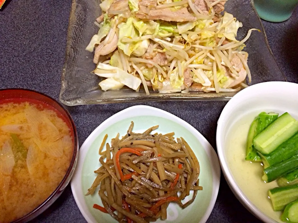 #夕飯 ネギじゃが味噌汁、肉たっぷりの肉野菜炒め、キンピラ、キュウリ。柔らかいものからパリパリのものまで。|ms903さん