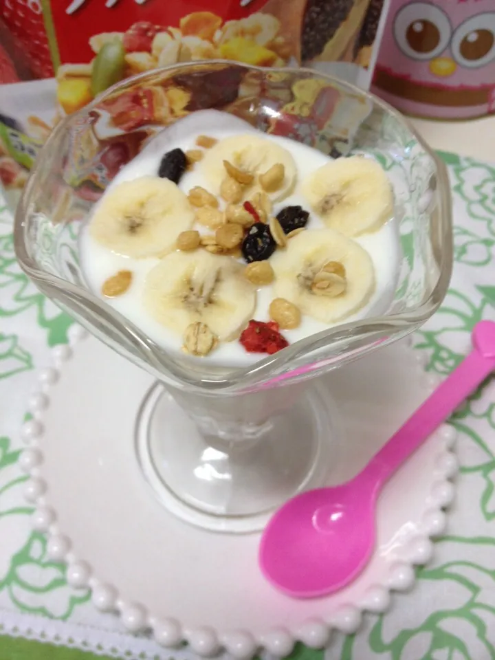 Yorgute natural com Granola e bananas😋🍹|keyteさん