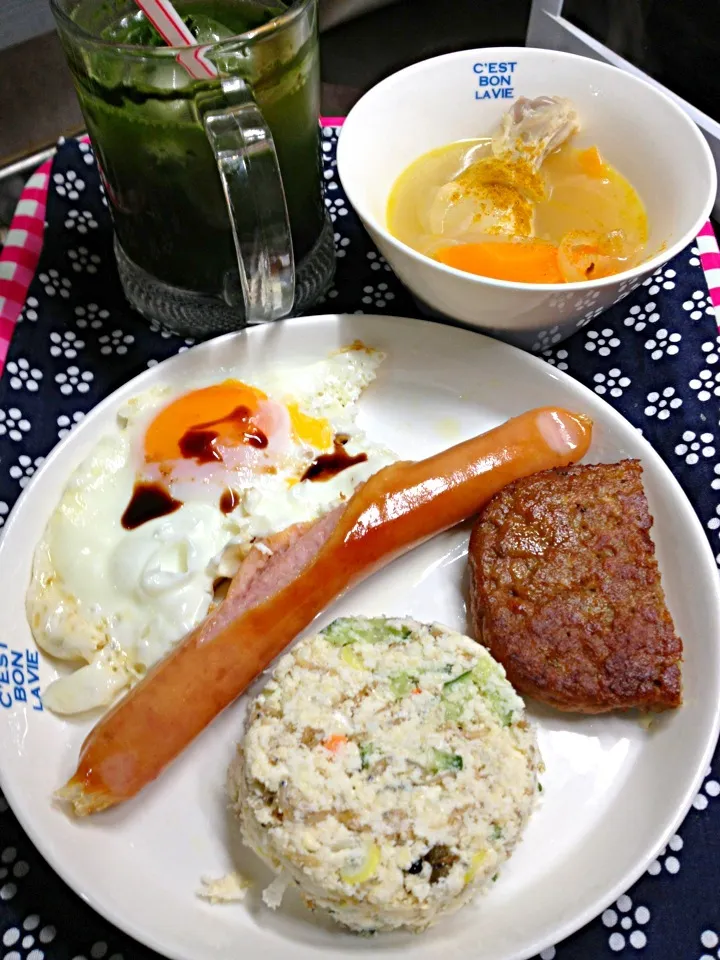 朝ごはん。まとめにきました、金曜日(^ ^)手羽元でスープを作りました。残ったら、夜カレーに変身予定(^^;;|ハルさん