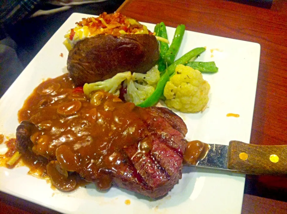 Snapdishの料理写真:Steak & seafood combo|skyblueさん