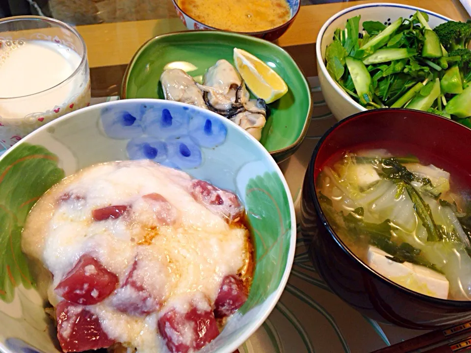 山かけご飯、具沢山味噌汁、生牡蠣、グリーンサラダ|Tomokoさん