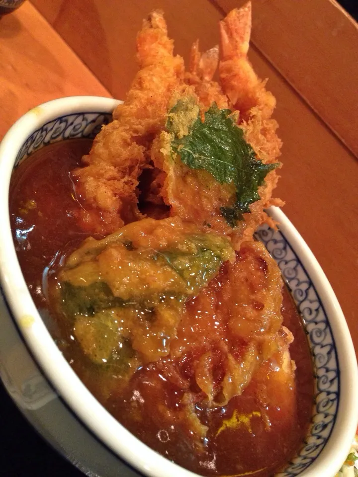 カレー風味の天丼。コレは風味っちゅうかカレー丼兼天丼やな…。旨いんやけど。|たけうちさん