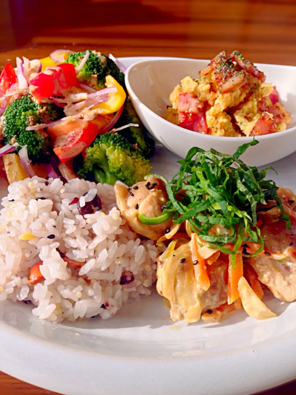 ⭐️鶏肉と野菜のマヨポン炒め ⭐️雑穀米 ⭐️野菜サラダ 胡麻ドレッシング ⭐️じゃがいもとベーコンの甘辛サラダ|よっちぃさん