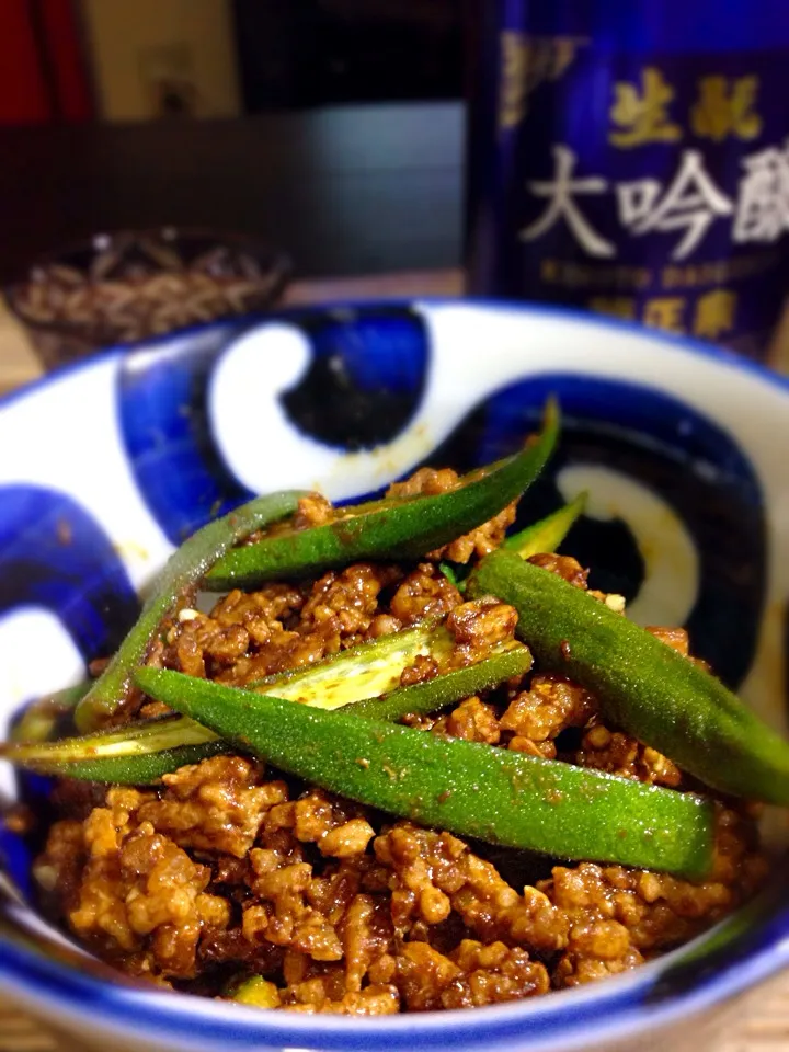 オクラと挽肉のカレー味噌炒め|あつしさん