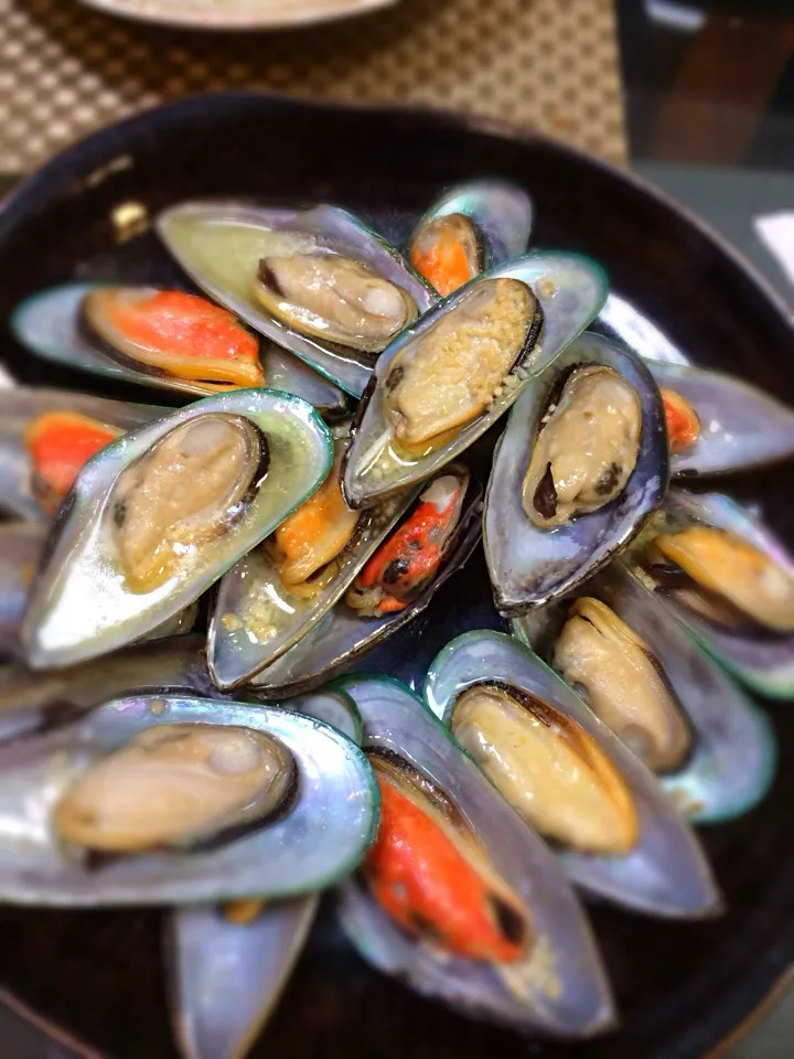 Butter and Garlic Mussels|Emyline Welchさん