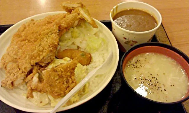 Snapdishの料理写真:貴鬆鬆，人多多的東東麵店，雞排咖哩還不錯吃|midyさん