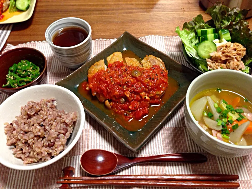 Snapdishの料理写真:チキンソテー・トマトソース、ピーマンのきんぴら、ツナサラダ、根菜のスープ、小豆入り玄米ごはん|サチさん